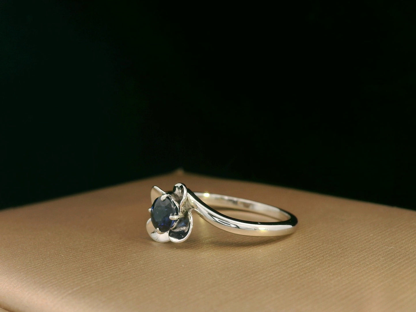 18k white gold ring with 0.55ct round sapphire in flower petal motif – certificate included