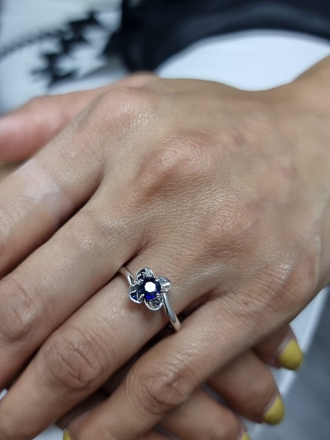 18k white gold ring with 0.55ct round sapphire in flower petal motif – certificate included
