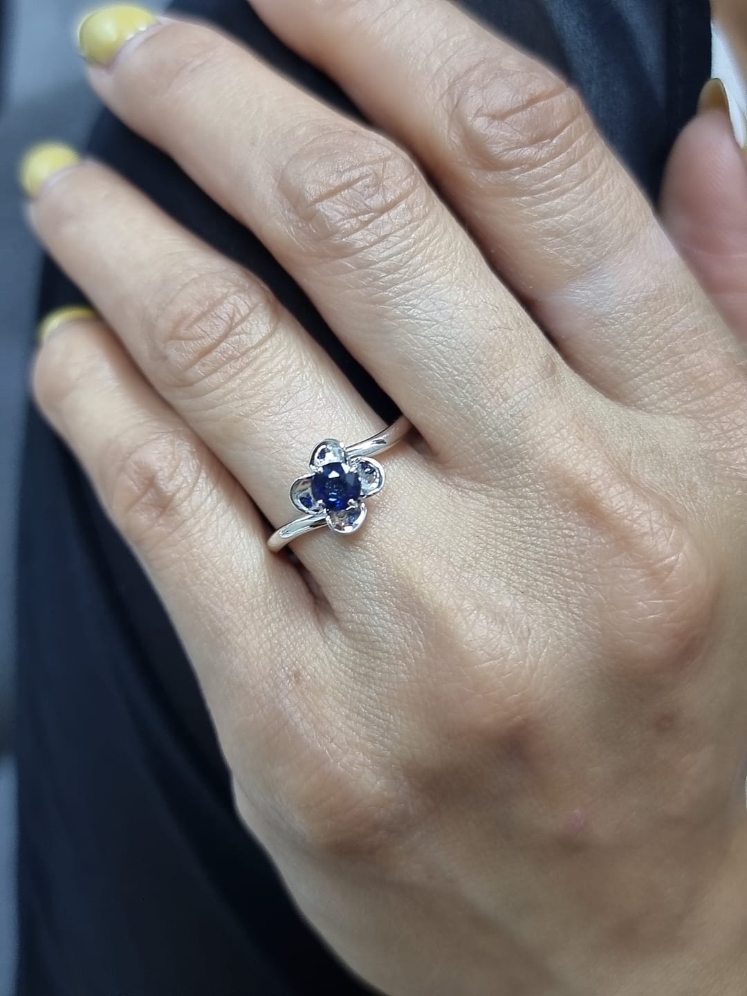 18k white gold ring with 0.55ct round sapphire in flower petal motif – certificate included