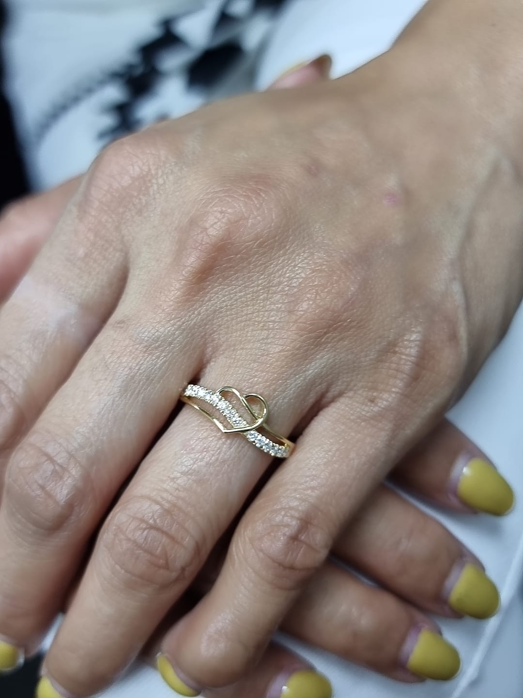 18k yellow gold heart-shaped ring with 0.21ct pavé diamonds – certificate included