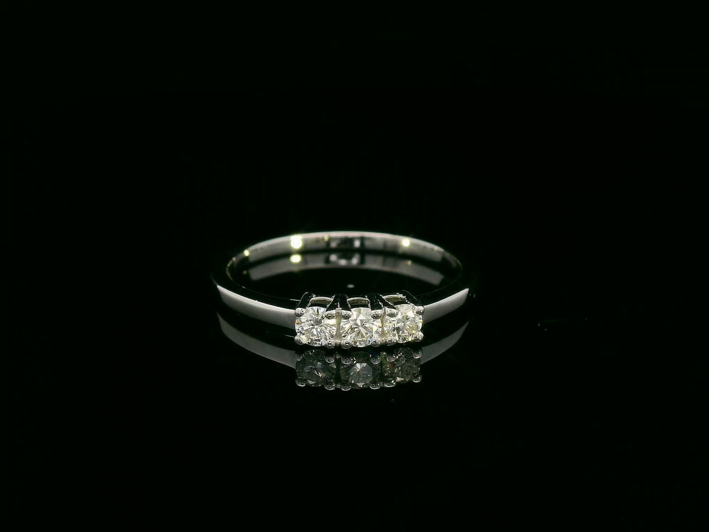 18k white gold trilogy ring with 0.26ct three round brilliant diamonds – certificate included