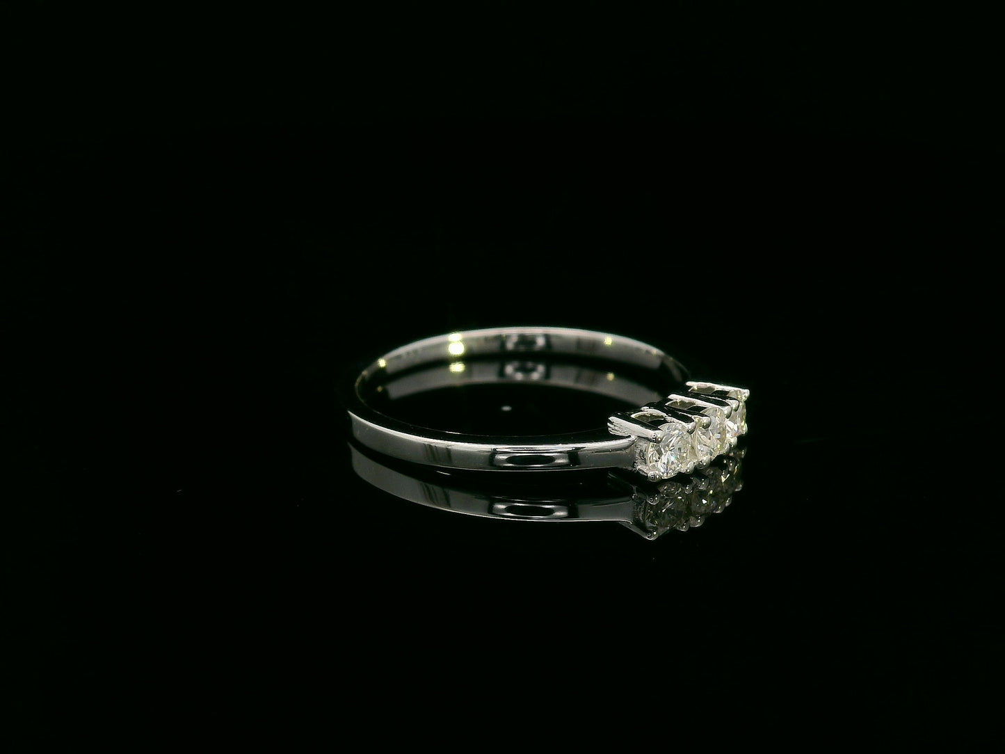18k white gold trilogy ring with 0.26ct three round brilliant diamonds – certificate included