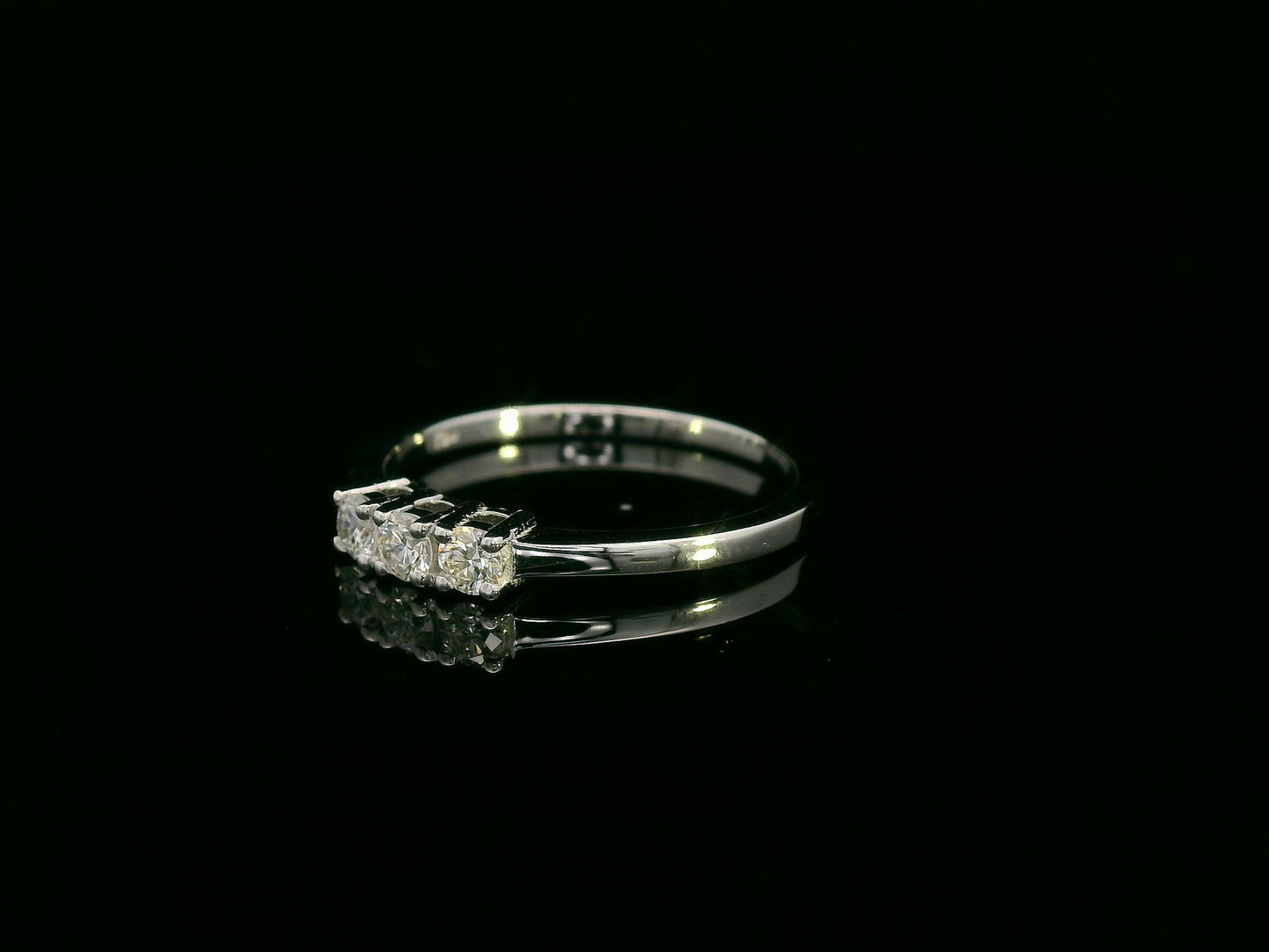 18k white gold trilogy ring with 0.26ct three round brilliant diamonds – certificate included
