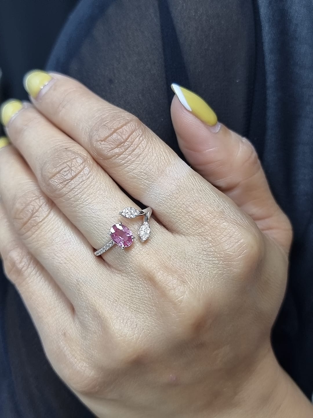 18k white gold ring with 0.83ct oval pink sapphire & 0.16ct diamond-accented leaf motif – certificate included