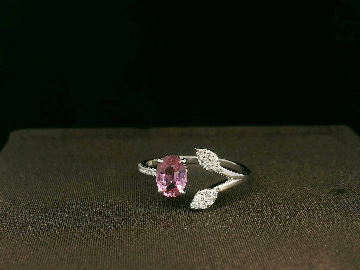 18k white gold ring with 0.83ct oval pink sapphire & 0.16ct diamond-accented leaf motif – certificate included