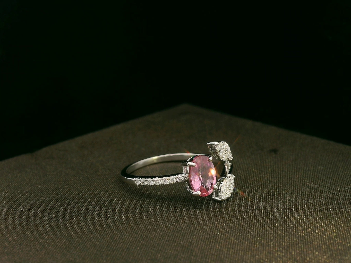 18k white gold ring with 0.83ct oval pink sapphire & 0.16ct diamond-accented leaf motif – certificate included