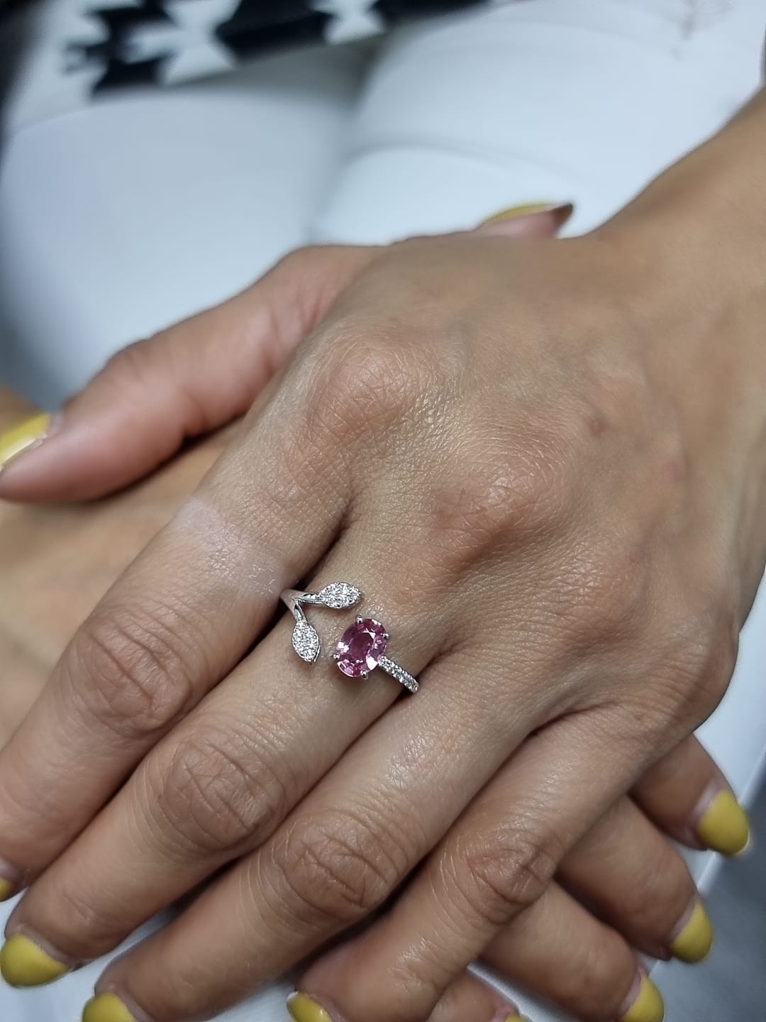 18k white gold ring with 0.83ct oval pink sapphire & 0.16ct diamond-accented leaf motif – certificate included