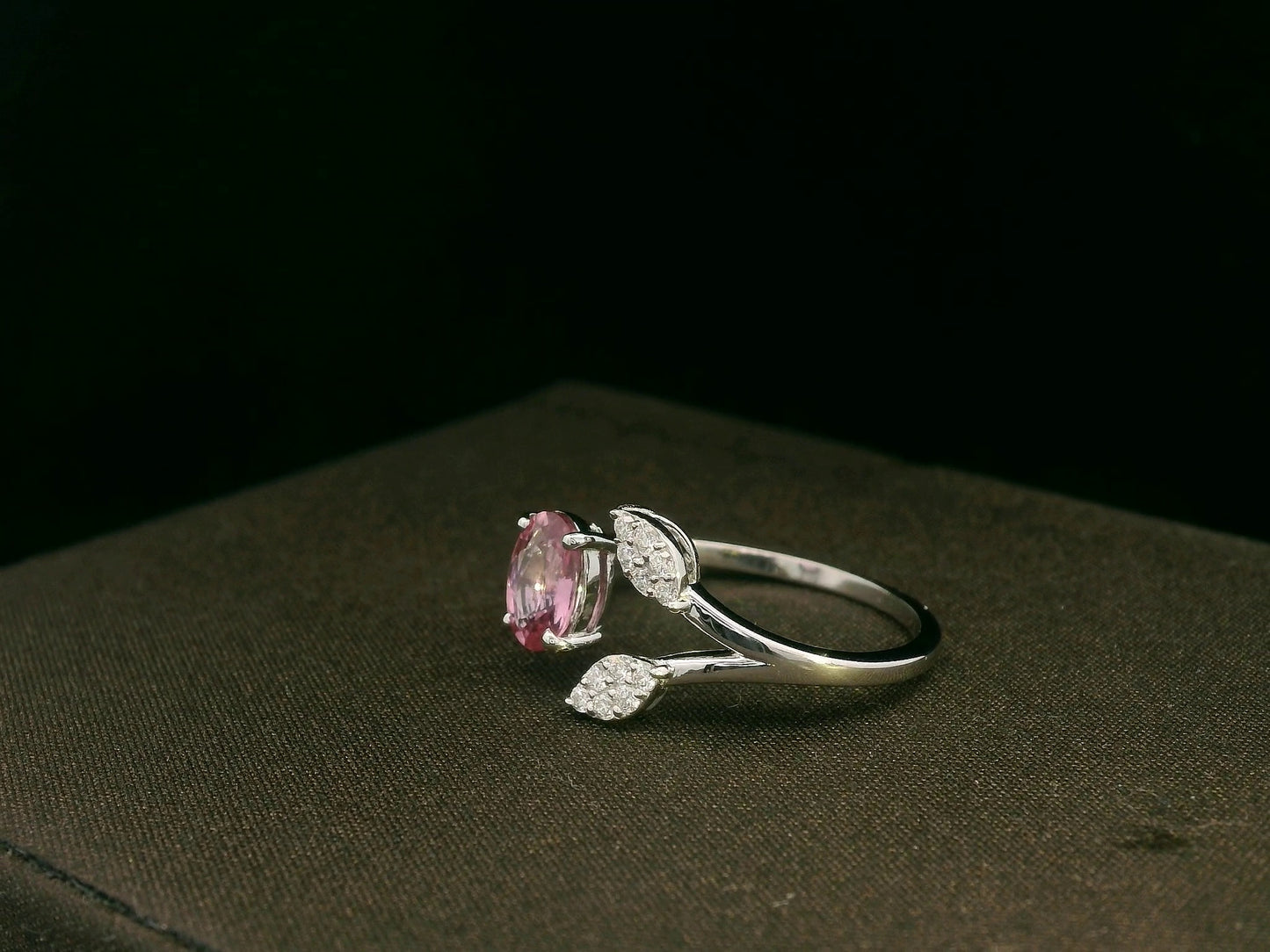 18k white gold ring with 0.83ct oval pink sapphire & 0.16ct diamond-accented leaf motif – certificate included