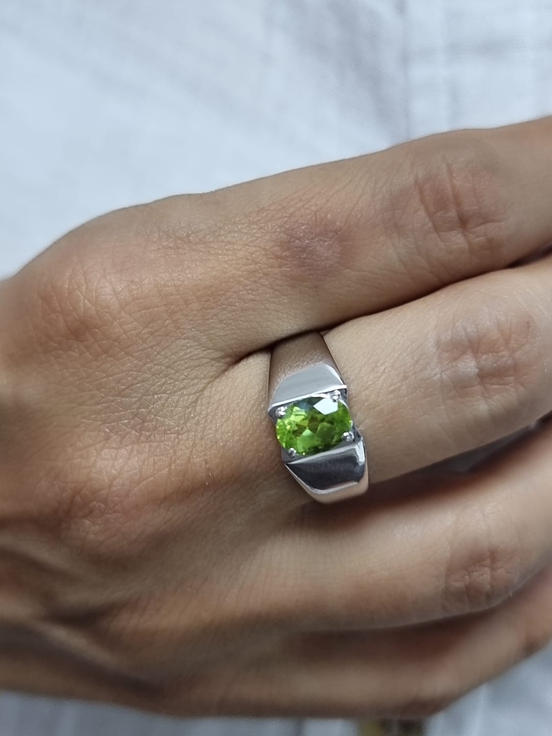 18k white gold ring with 1.35ct oval-cut peridot – certificate included