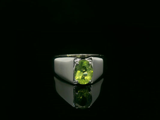 18k white gold ring with 1.35ct oval-cut peridot – certificate included