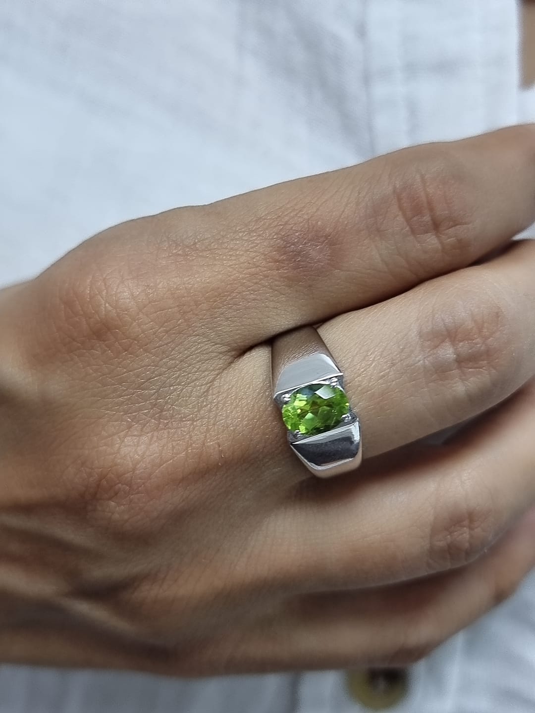 18k white gold ring with 1.35ct oval-cut peridot – certificate included