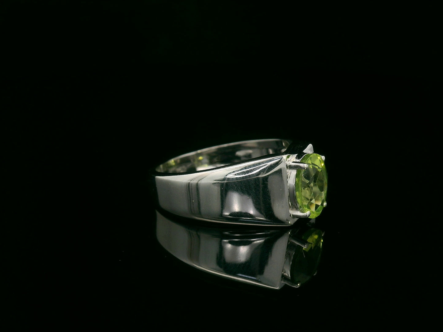Men’s Peridot Ring in 18K White Gold