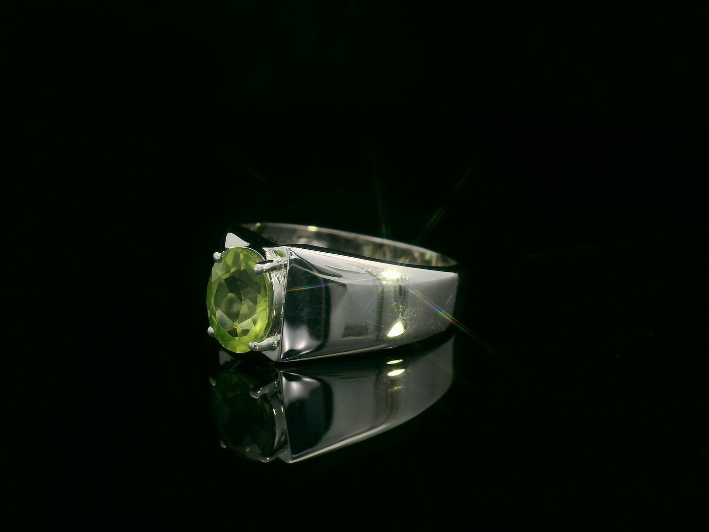 18k white gold ring with 1.35ct oval-cut peridot – certificate included