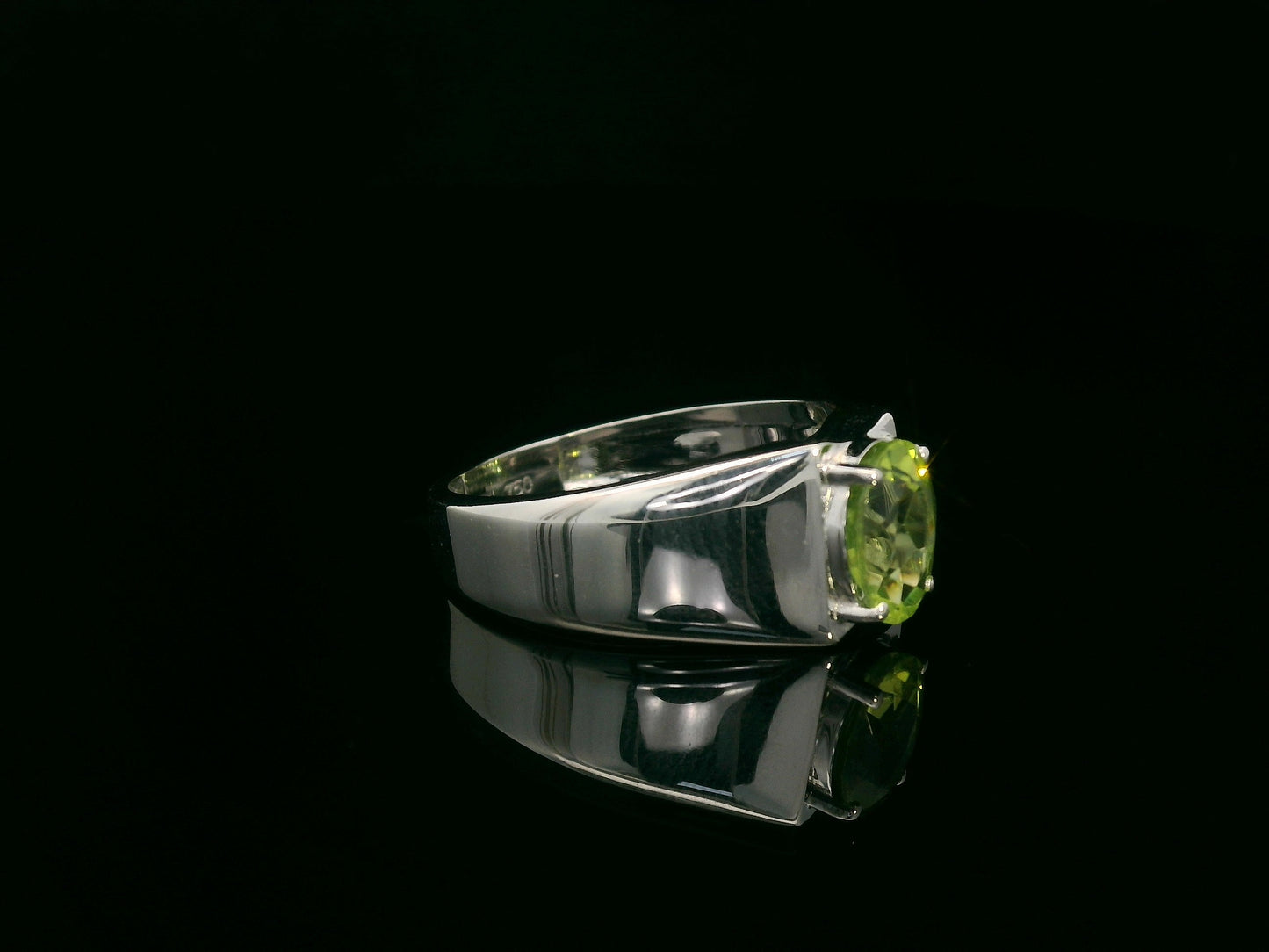 18k white gold ring with 1.35ct oval-cut peridot – certificate included