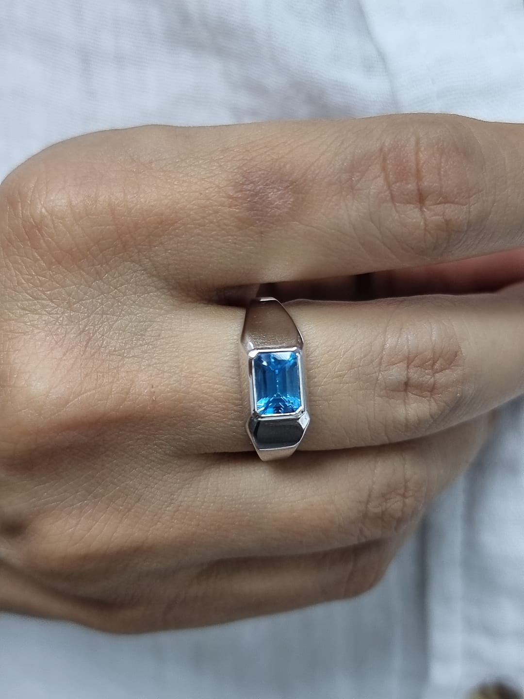 18k white gold ring with 1.26ct emerald-cut blue topaz in modern bezel setting – certificate included