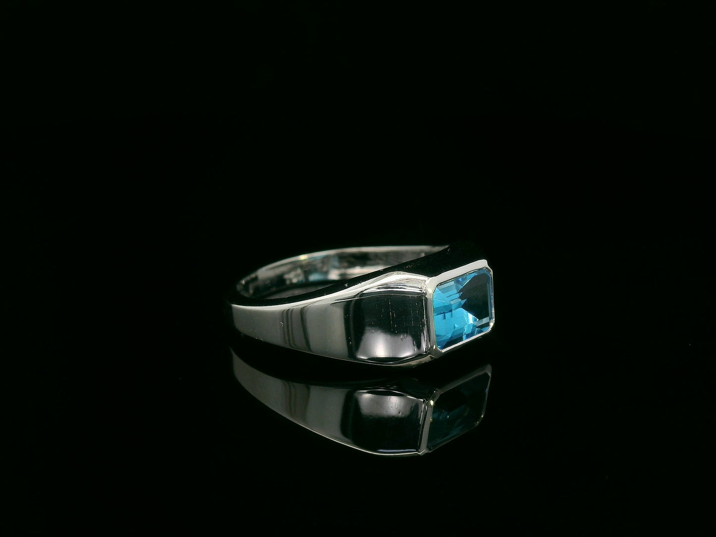 18k white gold ring with 1.26ct emerald-cut blue topaz in modern bezel setting – certificate included
