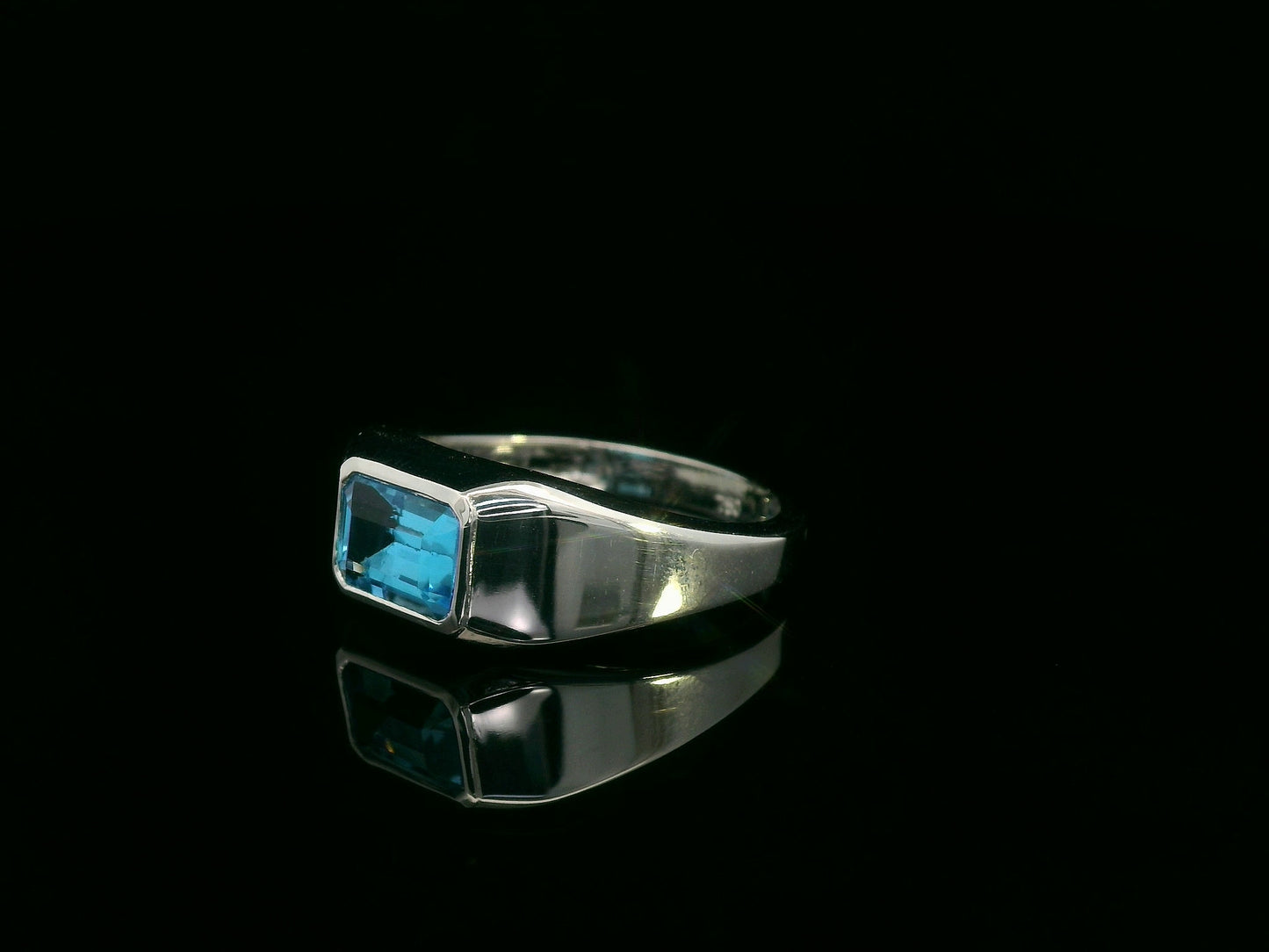 18k white gold ring with 1.26ct emerald-cut blue topaz in modern bezel setting – certificate included
