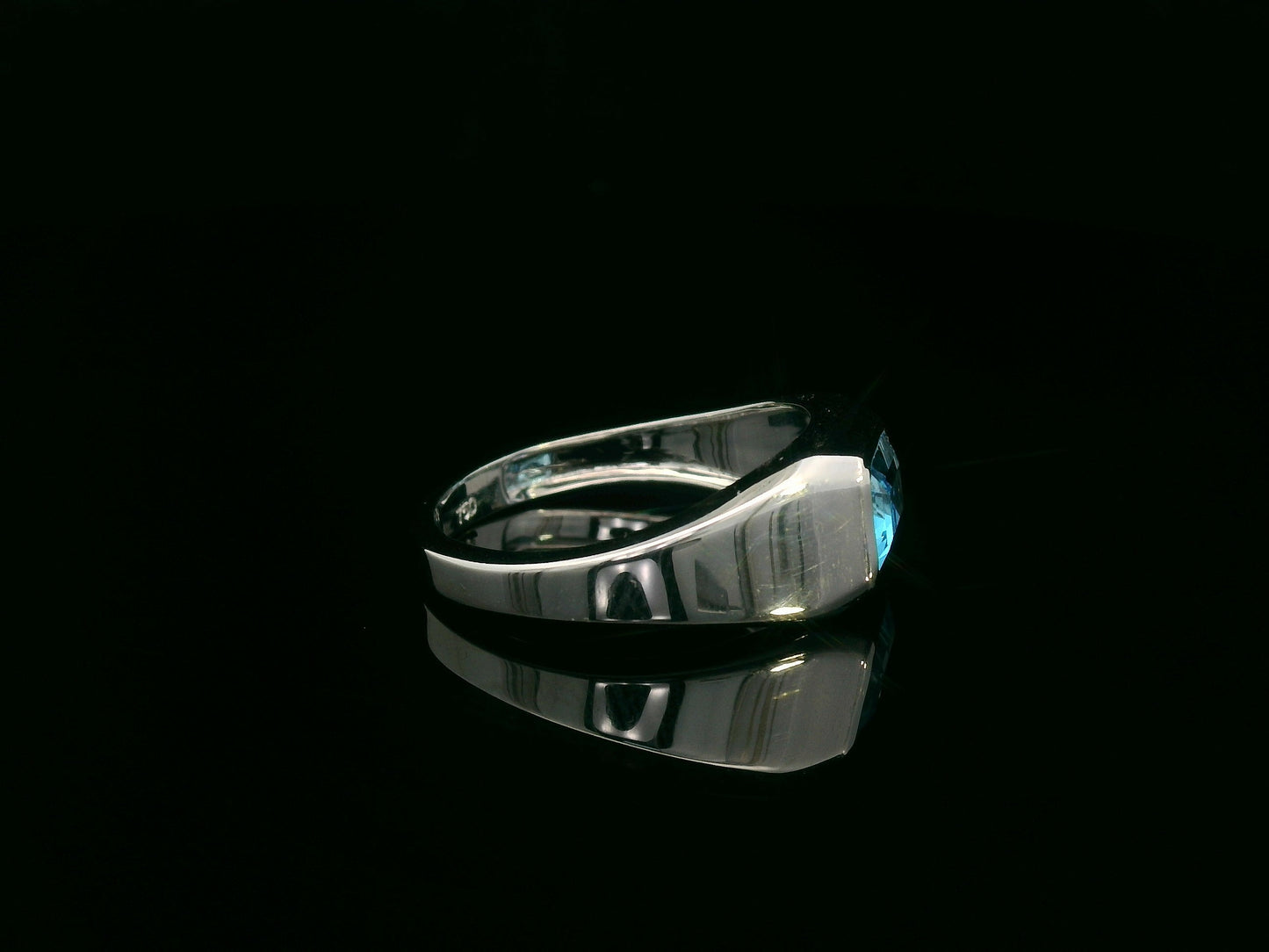 18k white gold ring with 1.26ct emerald-cut blue topaz in modern bezel setting – certificate included