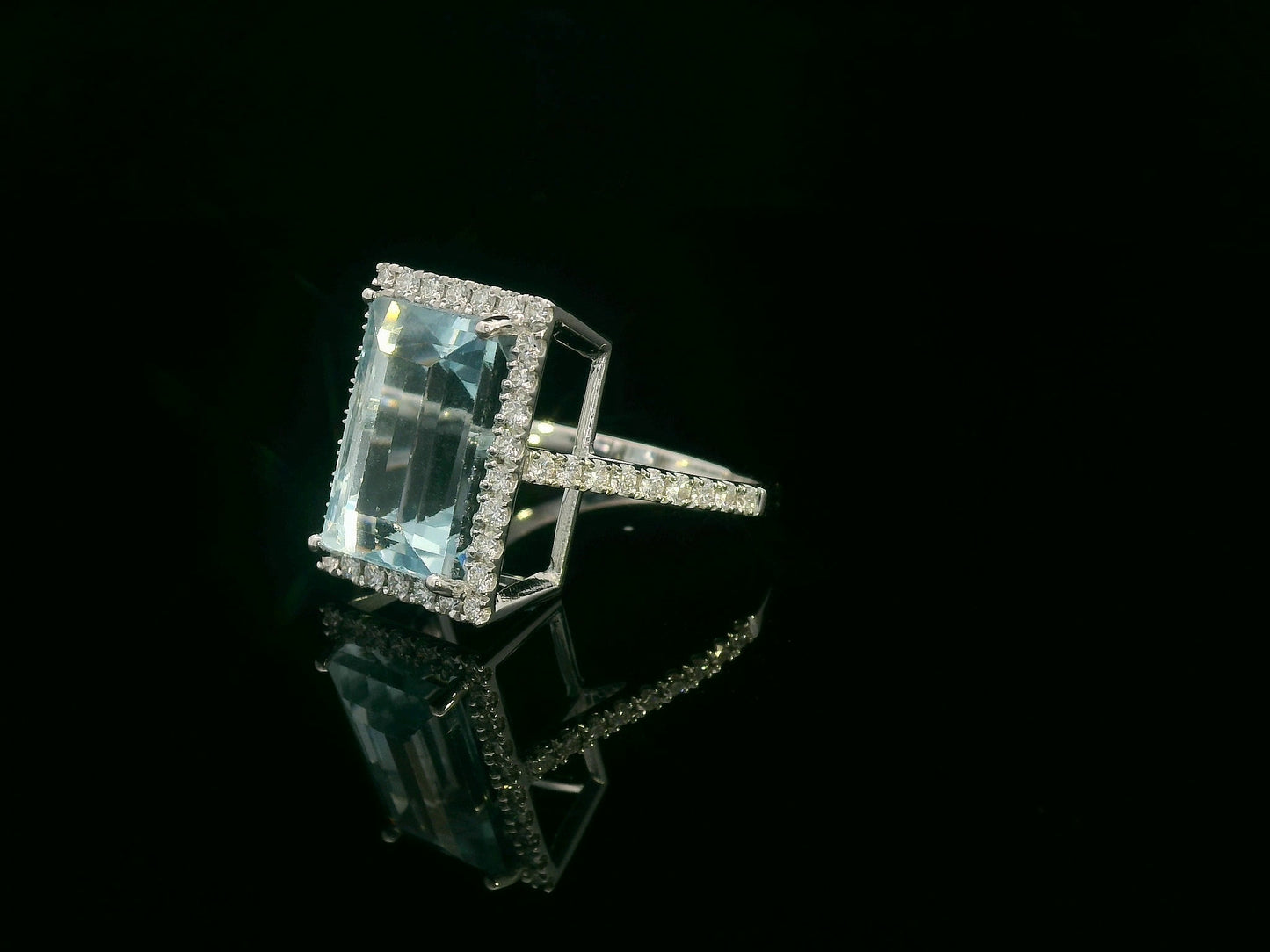 18k White Gold 7.66 carat Emerald-Cut Aquamarine with Diamond Halo, Cocktail Ring