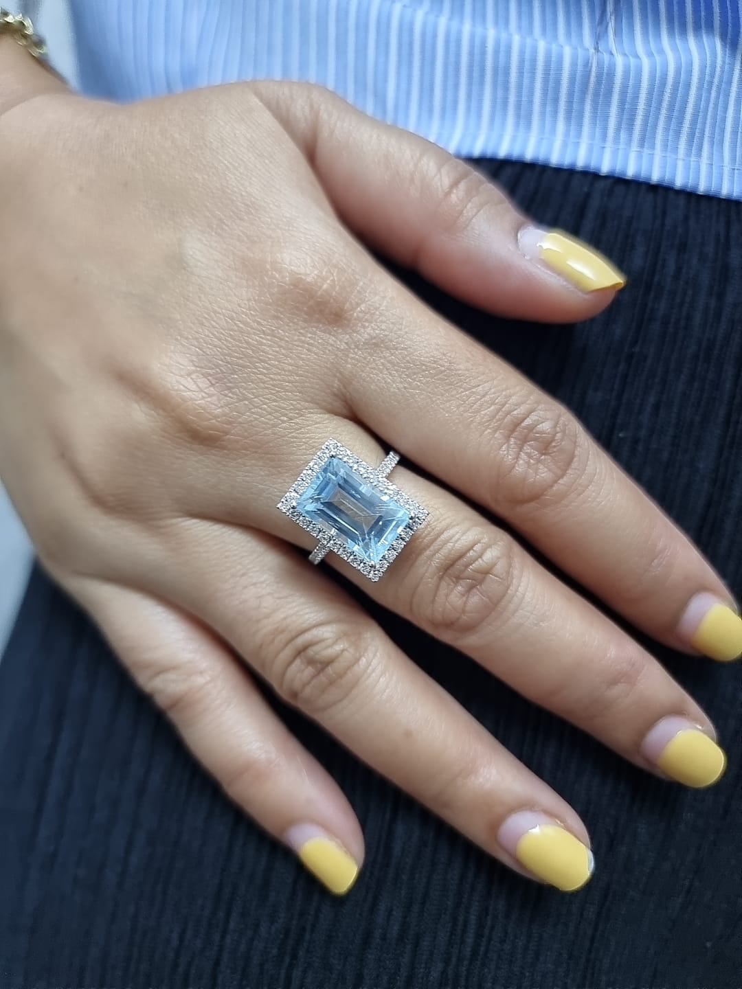 18k White Gold 7.66 carat Emerald-Cut Aquamarine with Diamond Halo, Cocktail Ring