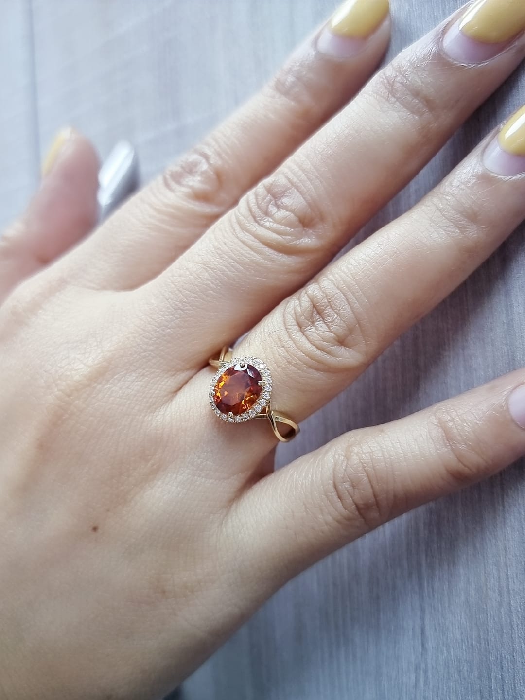 18k yellow gold ring with 1.78ct oval citrine & 0.11ct diamond halo – certificate included