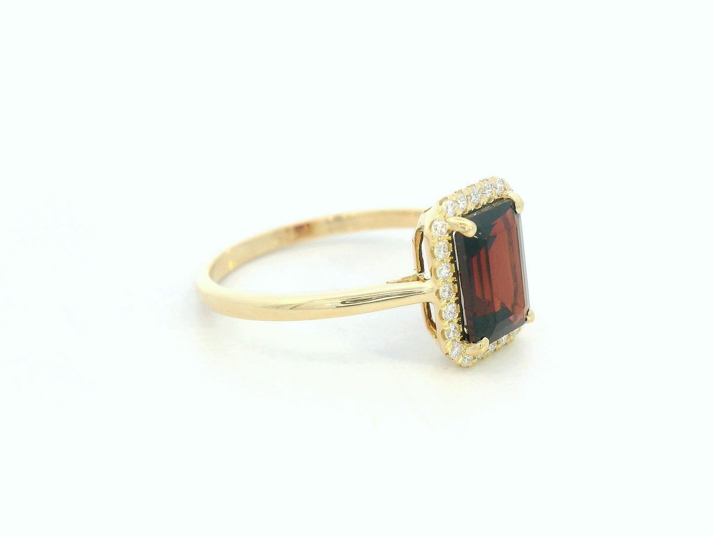 18k yellow gold ring featuring 1.67ct emerald-cut garnet with 0.14ct diamond halo