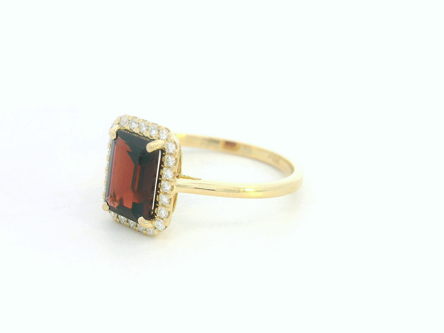 18k yellow gold ring featuring 1.67ct emerald-cut garnet with 0.14ct diamond halo