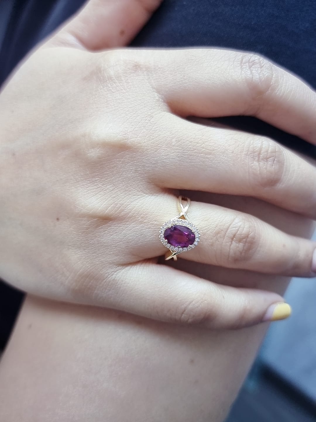 18k yellow gold ring with 1.99ct oval rhodolite & 0.14ct diamond halo – certificate included