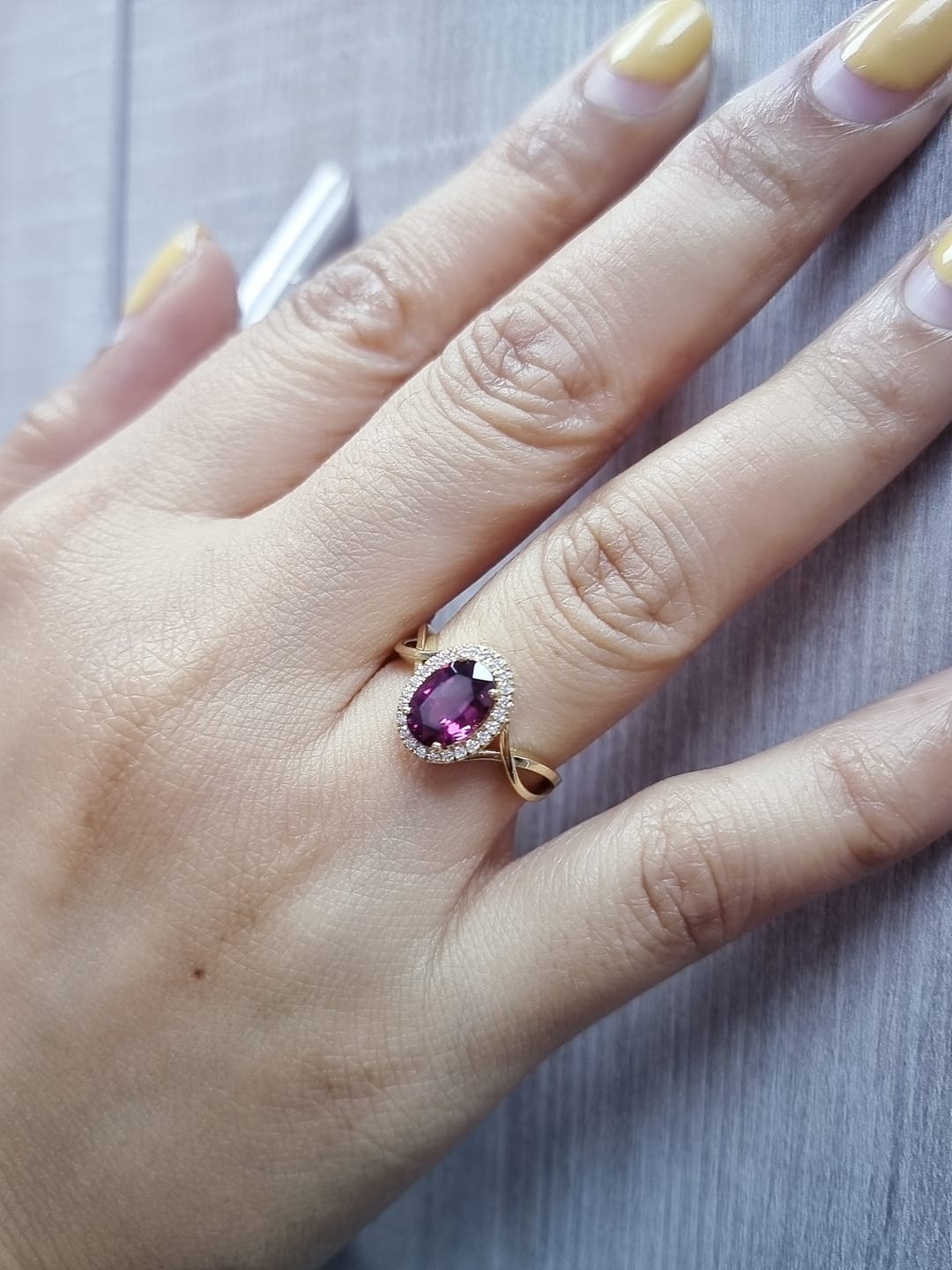 18k yellow gold ring with 1.99ct oval rhodolite & 0.14ct diamond halo – certificate included
