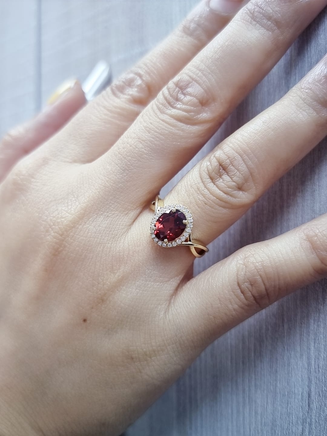 18k yellow gold ring with 2.01ct oval garnet & 0.14ct diamond halo – certificate included