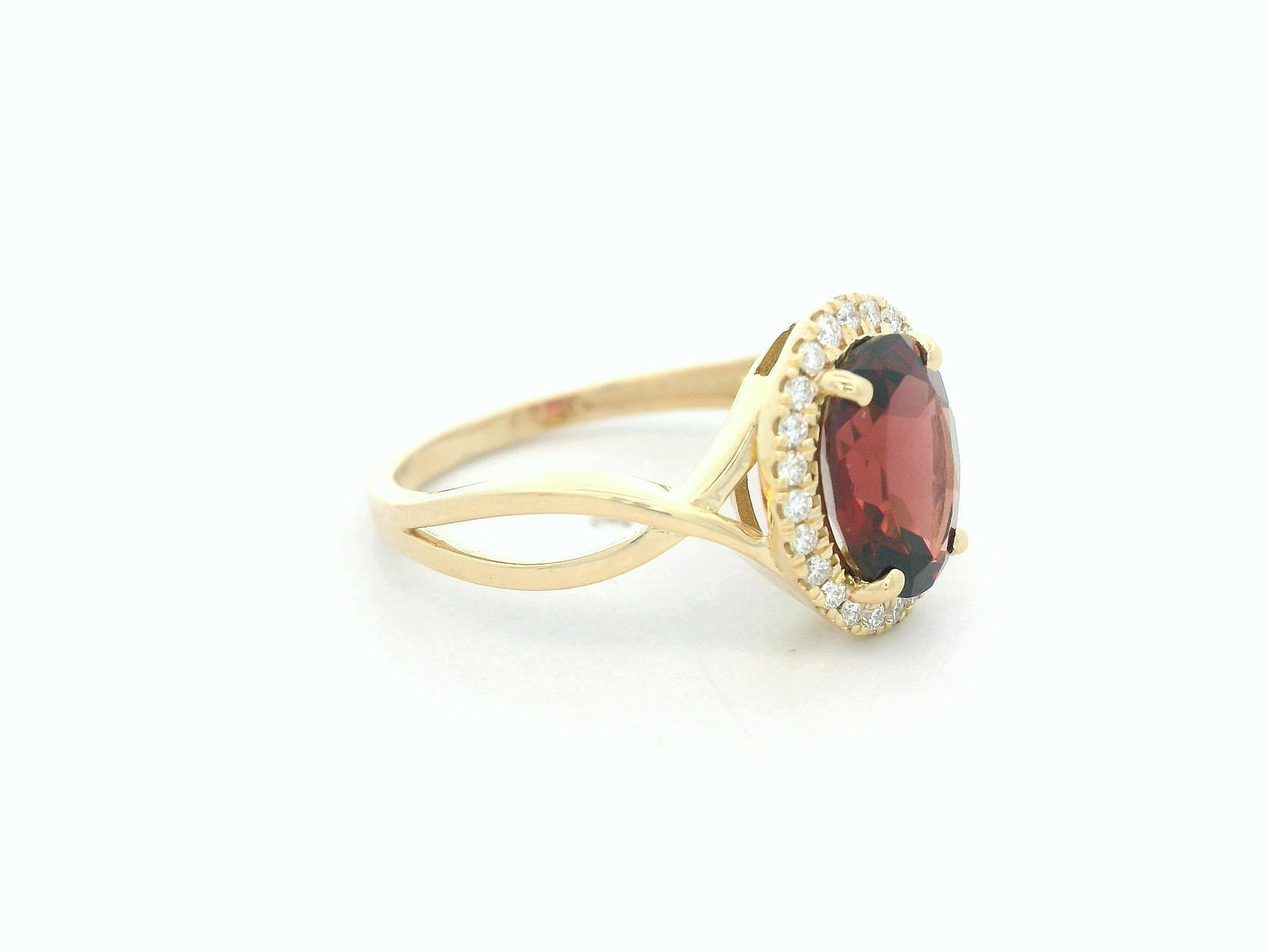 18k yellow gold ring with 2.01ct oval garnet & 0.14ct diamond halo – certificate included