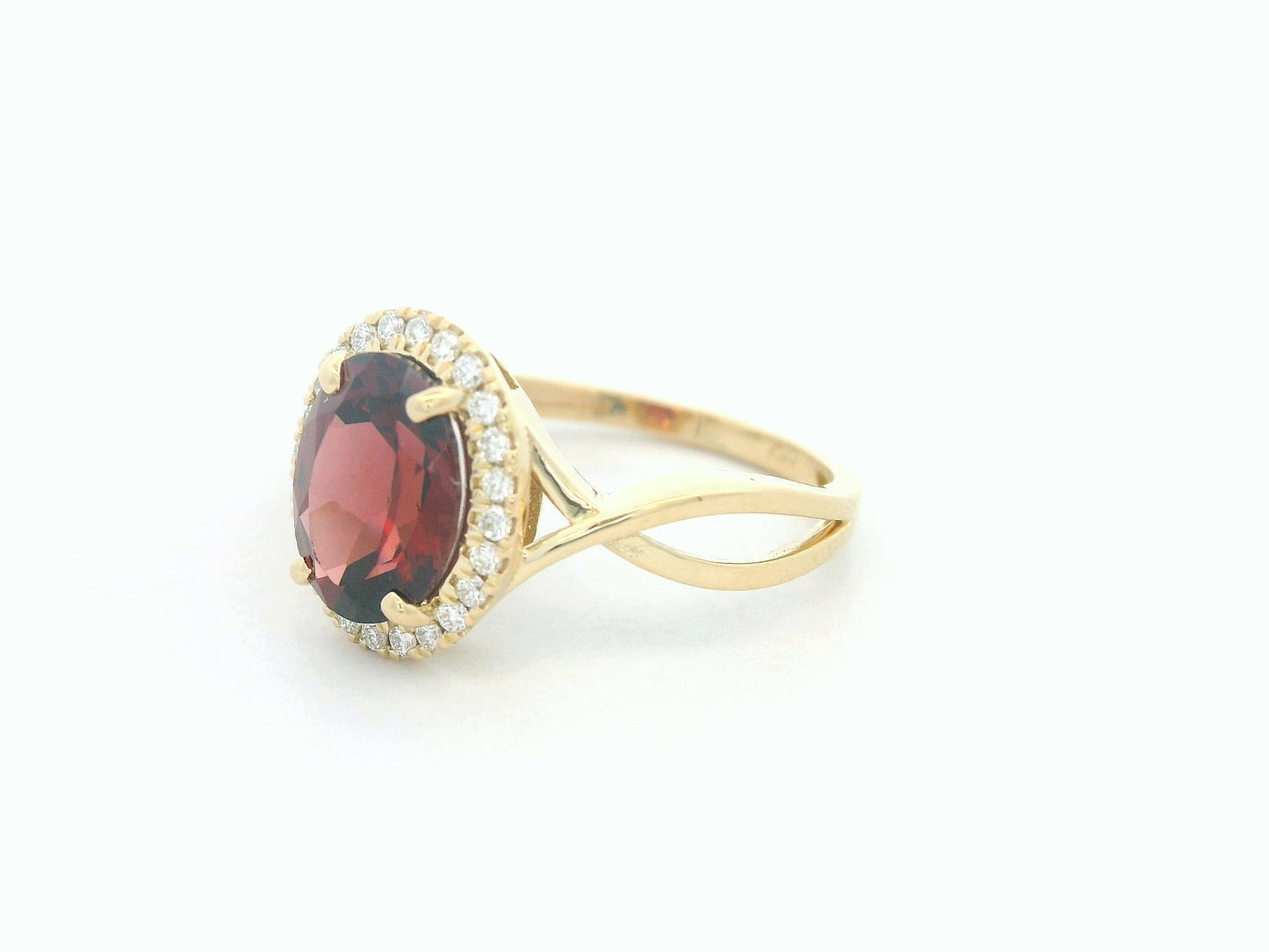 18k yellow gold ring with 2.01ct oval garnet & 0.14ct diamond halo – certificate included
