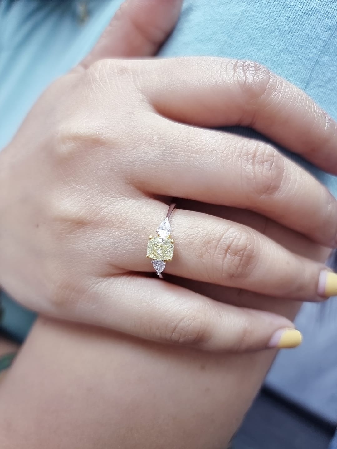 18k-White-Gold-Fancy-Yellow-Diamond-Ring-Pear-Diamonds-IGI certified