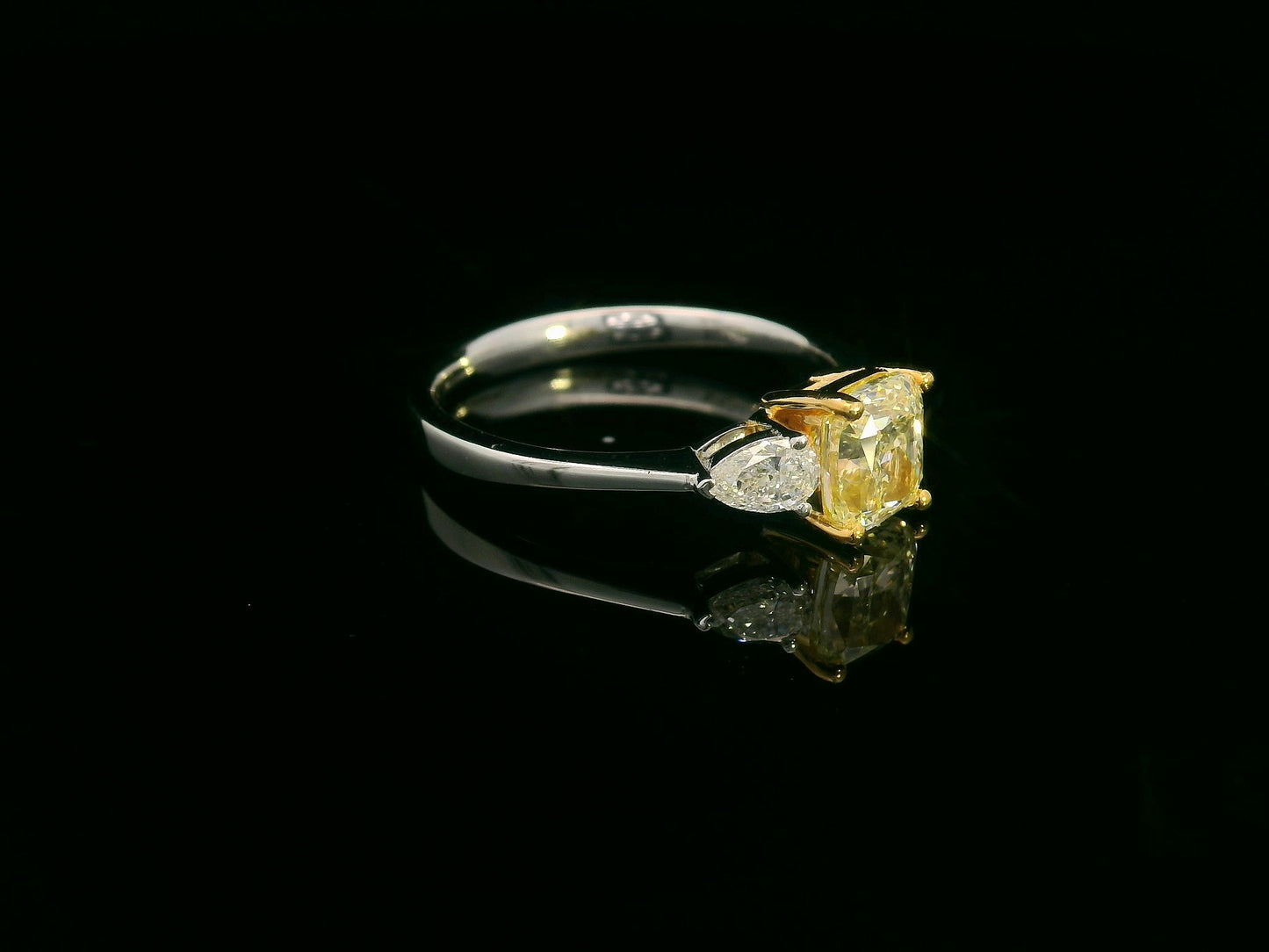 18k-White-Gold-Fancy-Yellow-Diamond-Ring-Pear-Diamonds-IGI certified