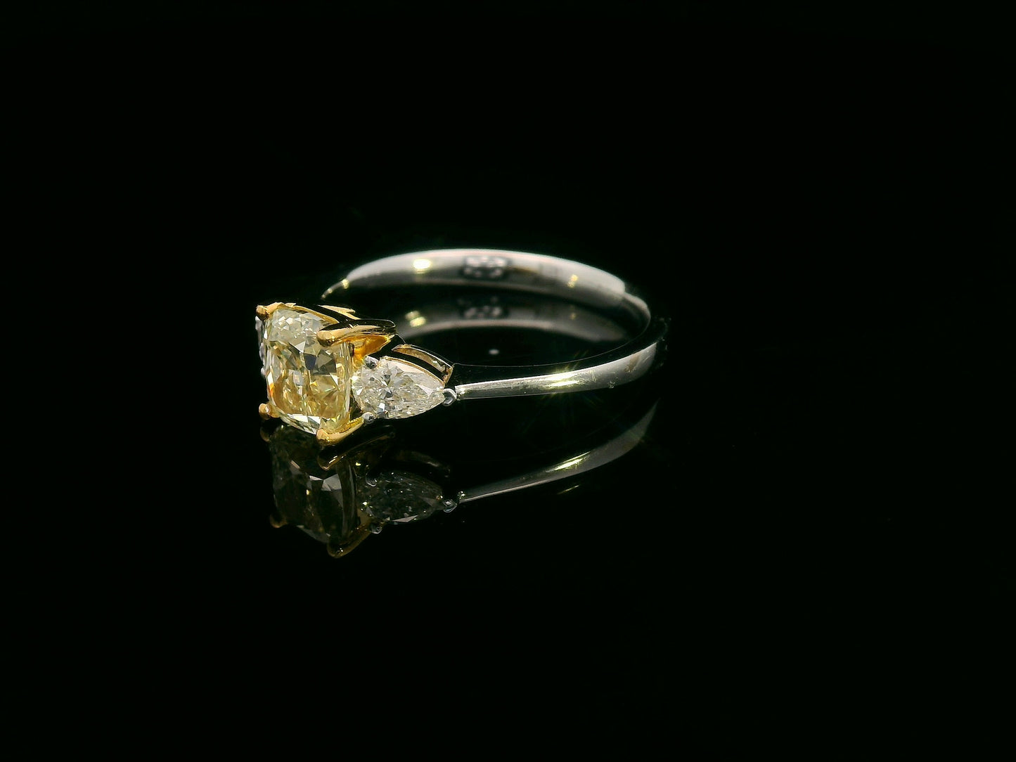 18k-White-Gold-Fancy-Yellow-Diamond-Ring-Pear-Diamonds-IGI certified