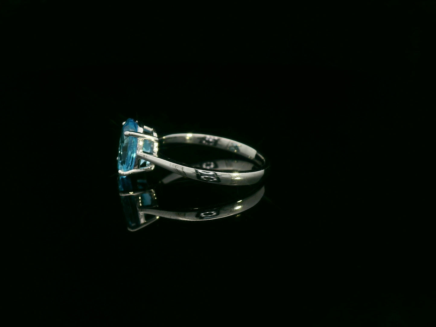18K white gold ring featuring a 2.24ct oval-cut Blue Topaz prong-set centerpiece.