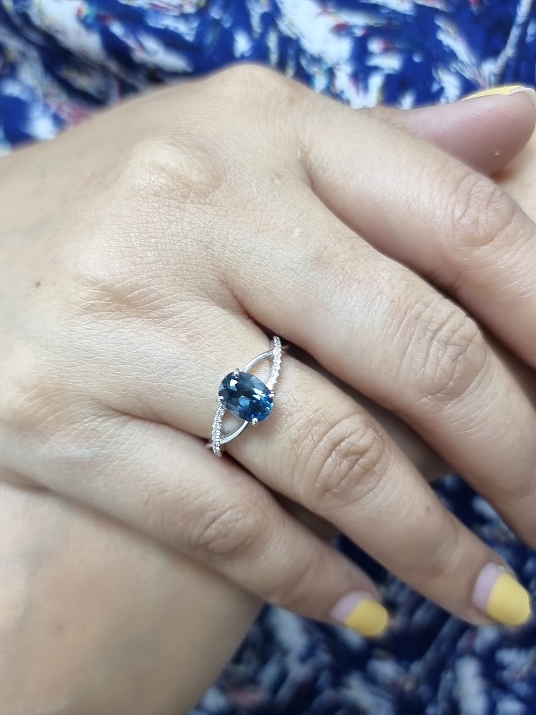 18K white gold ring featuring a 1.58ct London Blue Topaz with 0.11ct diamonds set along a twisted split-shank band.