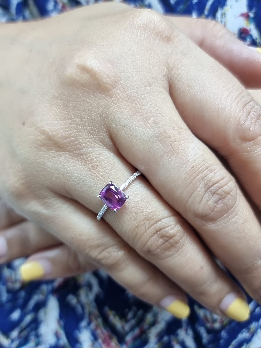 18k white gold ring with 1.54ct cushion-cut rhodolite & 0.10ct pavé diamonds – certificate included