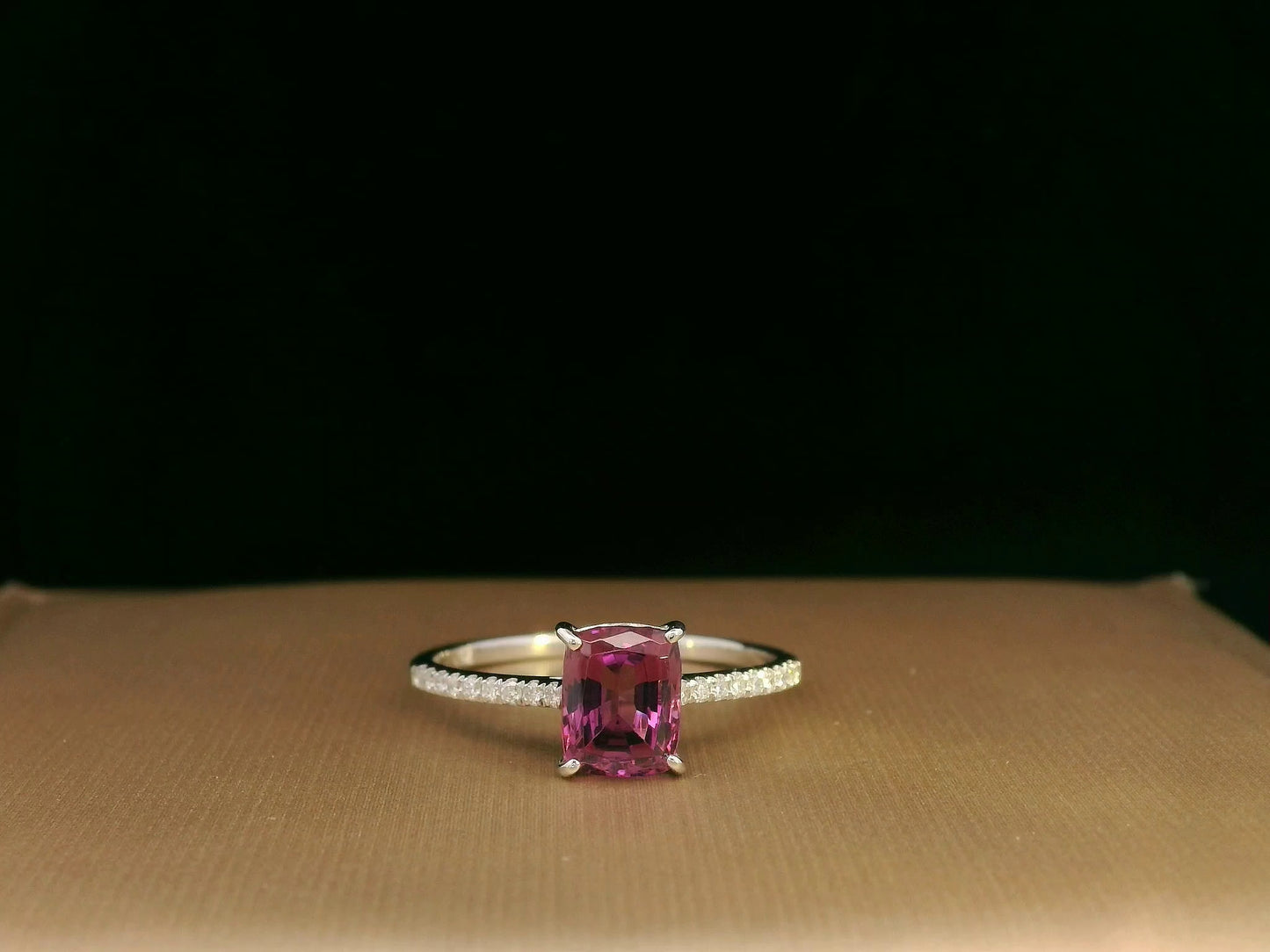 18k white gold ring with 1.54ct cushion-cut rhodolite & 0.10ct pavé diamonds – certificate included