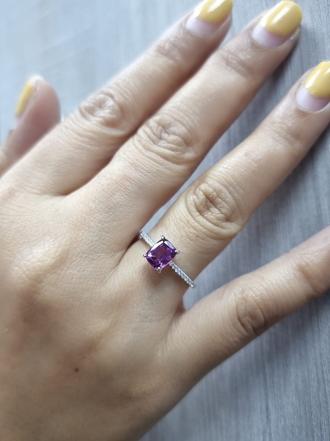 18k white gold ring with 1.54ct cushion-cut rhodolite & 0.10ct pavé diamonds – certificate included