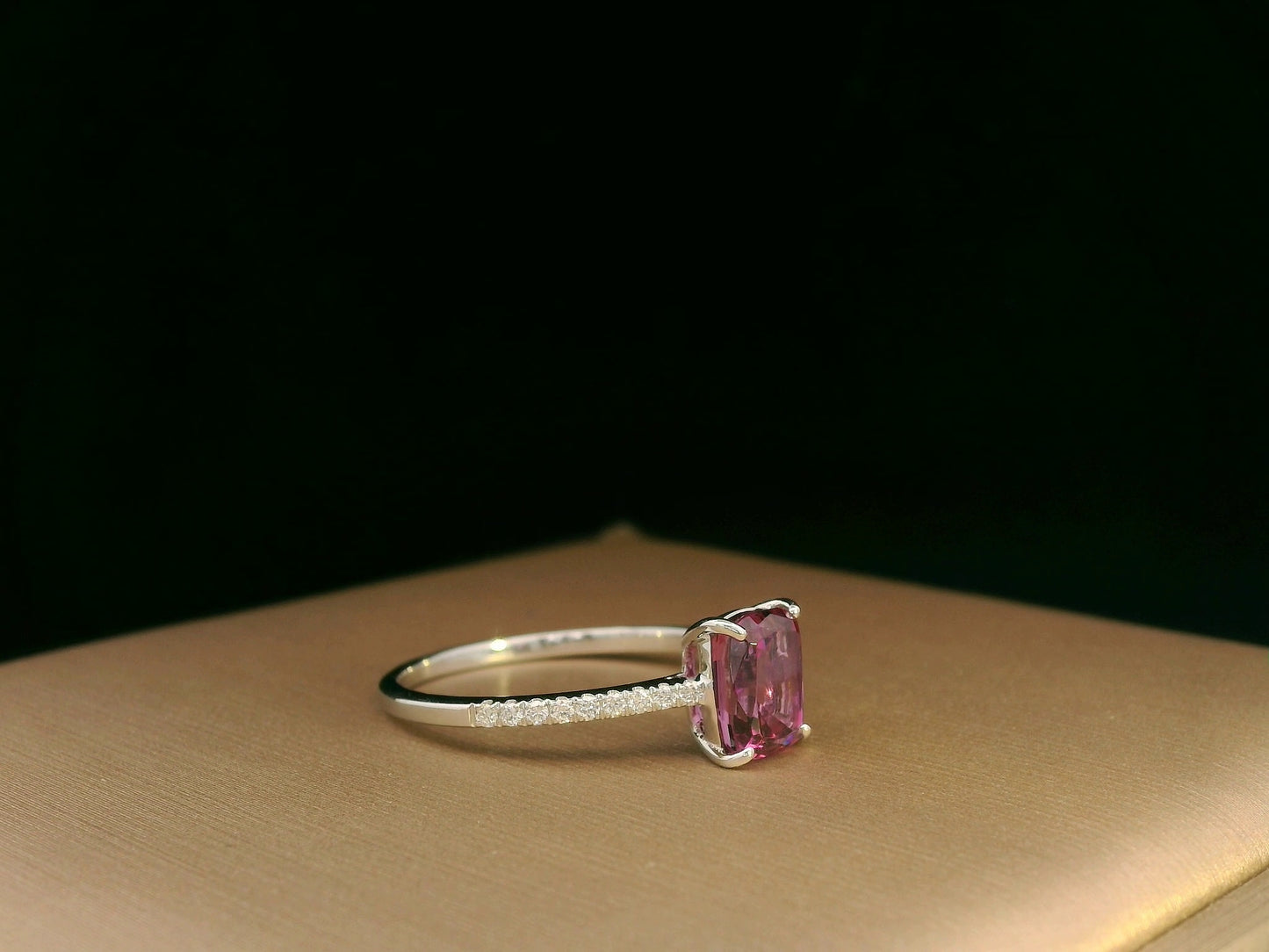 18k white gold ring with 1.54ct cushion-cut rhodolite & 0.10ct pavé diamonds – certificate included