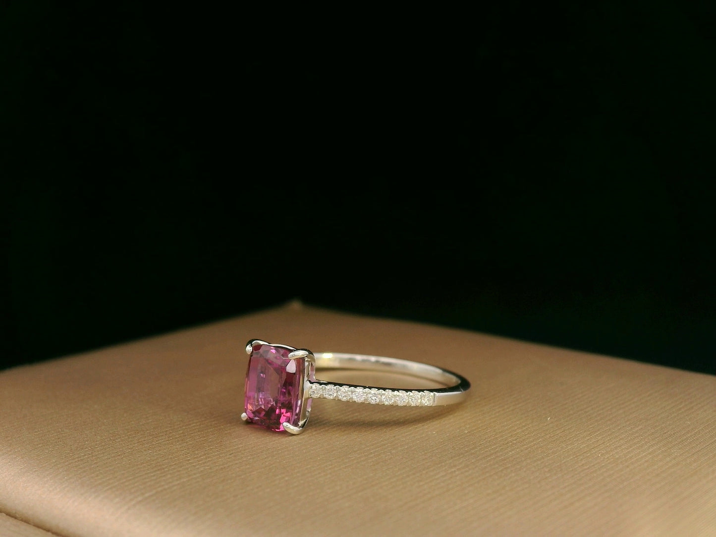 18k white gold ring with 1.54ct cushion-cut rhodolite & 0.10ct pavé diamonds – certificate included