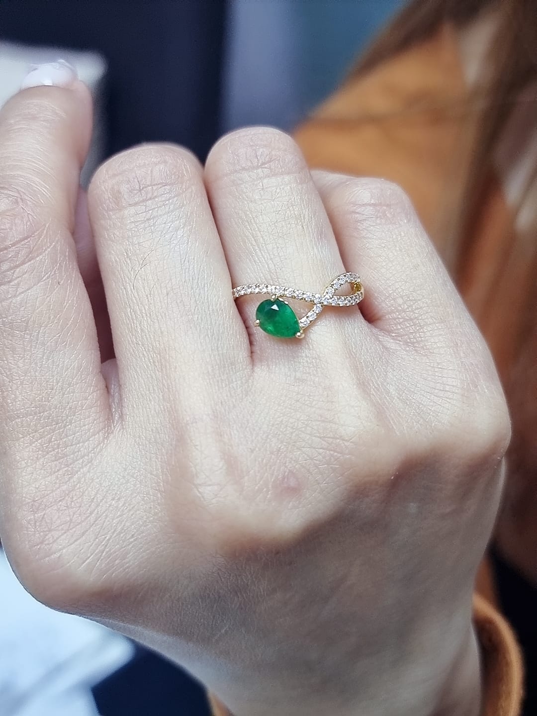 18K Yellow Gold Pear-Cut Emerald and Diamond Crossover Ring – Modern Luxury Statement