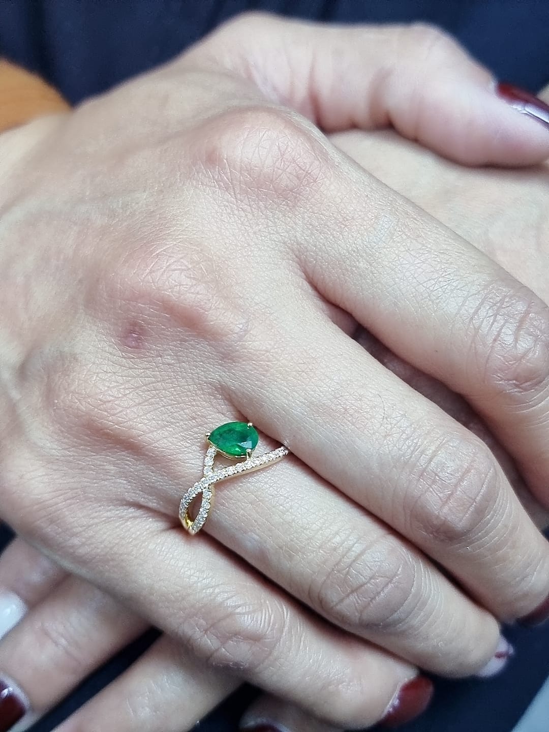 18K Yellow Gold Pear-Cut Emerald and Diamond Crossover Ring – Modern Luxury Statement