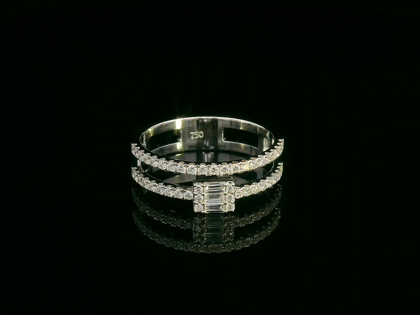 18K white gold double-band ring with baguette diamond cluster and pavé diamonds,