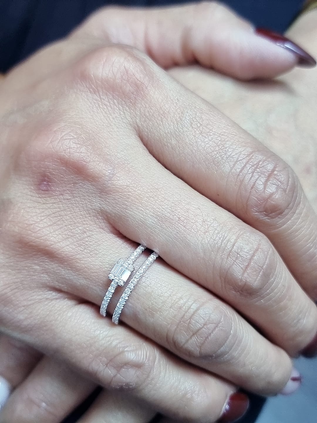 18K white gold double-band ring with baguette diamond cluster and pavé diamonds,