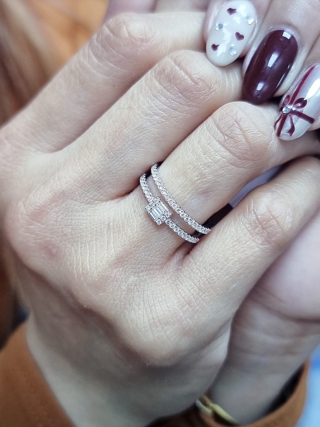 18K white gold double-band ring with baguette diamond cluster and pavé diamonds,