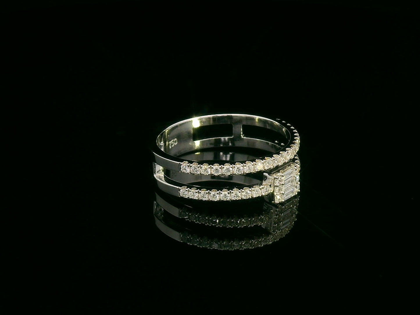 18K white gold double-band ring with baguette diamond cluster and pavé diamonds,
