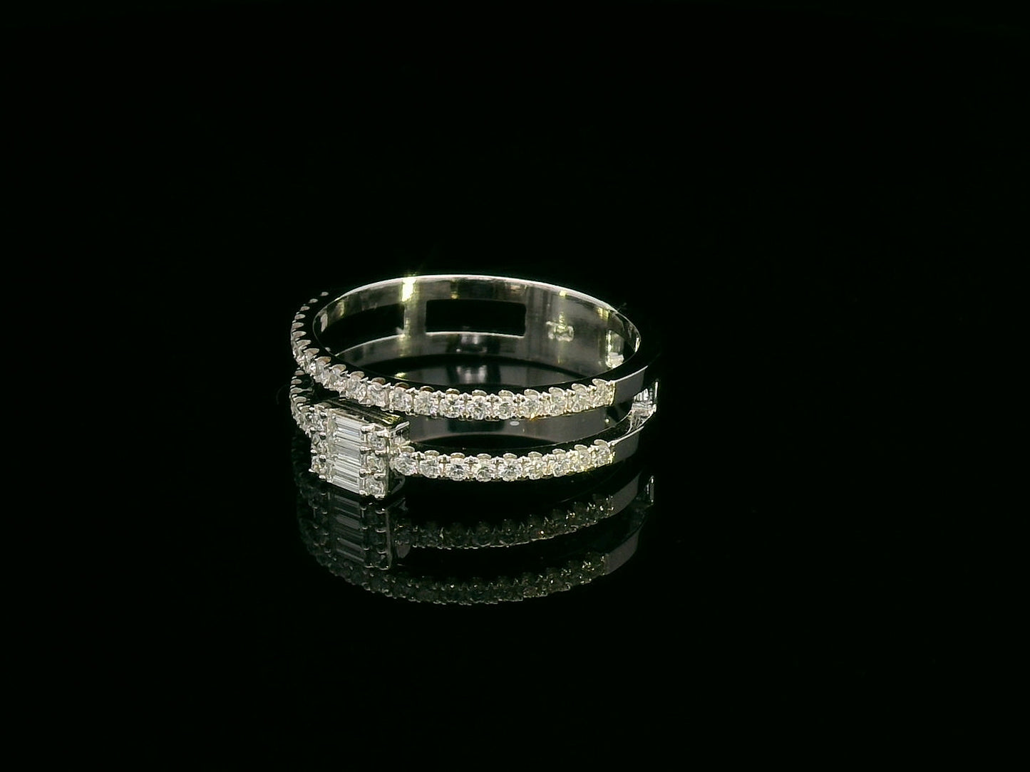 18K white gold double-band ring with baguette diamond cluster and pavé diamonds,