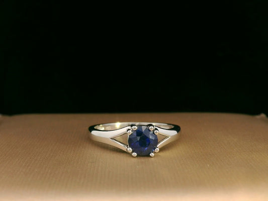 Round blue sapphire split-shank ring in 18K white gold